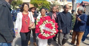Les membres du &quot;Hetsika 13 mai 1972 ont tout de même pu poser des gerbes sur la place du 13 mai.