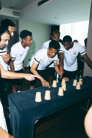 L'ambiance est joviale pour les joueurs des Bar&eacute;a avant le match contre le Tchad.