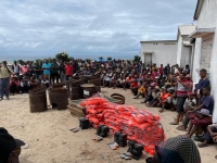 Lors de la dotation de matériels de pêche pour les pêcheurs à Kotoala. 