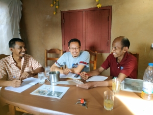 Peno Manitra (à gauche) a fait deux ans de recherche avant d&#039;aboutir à des résultats positifs sur l&#039;exploitation de la mouche soldat noire.
