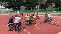 Le basketball sur fauteuil n’est pas seulement réservé pour les handicapés, les personnes valides peuvent aussi jouer avec eux