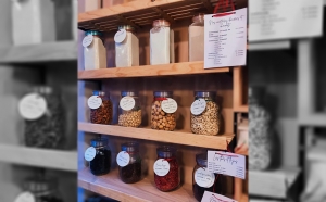 Les produits sont vendus en vrac pour lutter contre le gaspillage alimentaire et la pollution plastique.