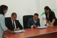 Signature des deux accords entre le Samifin et le BCN de l'Interpol. 