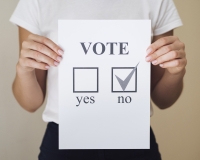 Femme montrant choix référendaire