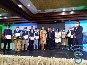 Remise de certificats aux référents éthiques lors du lancement de la branche anti-corruption de Sahanala.