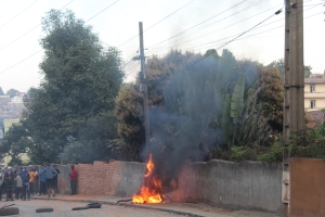 Un poteau br&ucirc;l&eacute;, signe de la d&eacute;g&eacute;n&eacute;ration de la manifestation.