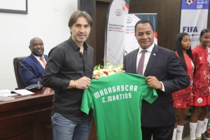 Corentin Da Silva Martins avec Alfred Randriamanampisoa, lors de la présentation.