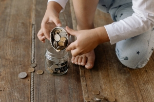 Renflouer une tirelire est déjà une forme d&#039;éducation financière, selon la coach de vie Seheno Ranoarivony.