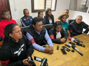 L'OJM lors d'une conf&eacute;rence de presse avant le d&eacute;p&ocirc;t de la plainte au tribunal