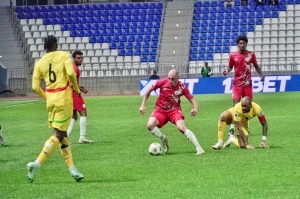 Clément Couturier (en rouge) est une des seules satisfactions des Barea lors du match d&#039;hier. 