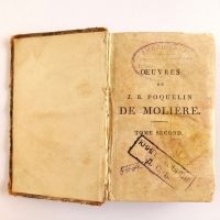 Un recueil des oeuvres de Molière.