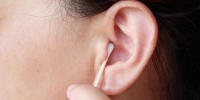 Utiliser une coton tige pour nettoyer le conduit auditif est déconseillé. 