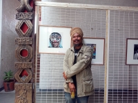L'artiste plasticien Moovmainty avec ses oeuvres lors du festival Sar'nao 13ème édition