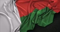 Le drapeau malgache est signe de pureté, souveraineté et espoir. 