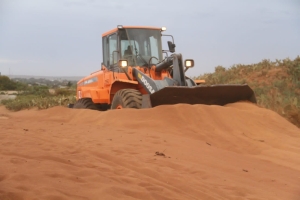 On a utilisé des engins pour enlever les sables causés par les phénomènes Tiomena