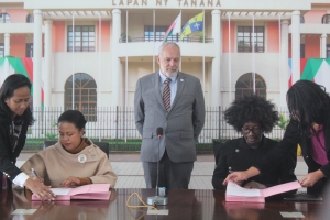 Signature d&#039;un accord de principe entre la maire de la capitale et Laza à l&#039;hôtel de ville Analakely.