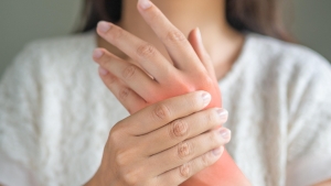 L&#039;arthrite peut souvent être douloureuse, meurtrie ou enflée la zone touchée