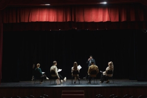 Une séance de répétition de théâtre sur scène. 