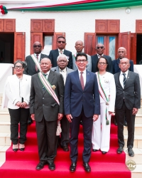 Andry Rajoelina accompagné du grand chancelier et des membres du conseil de l'ordre national à Antsakaviro.