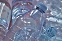 Le recyclage des bouteilles en plastique.
