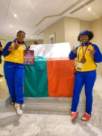 Sarah Brillante RANDRIANANDRASANA (à gauche) est qualifiée pour le championnat du monde cadette, Jessy ANDRIANATOANDRO (à droite) de son côté, est qualifiée pour les jeux olympiques et les Jeux Africains de lutte de plage