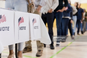 Vue à angle bas des personnes alignées pour voter