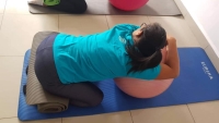 Une des positions du Yoga Prénatal avec un ballon