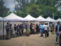 Entre les stands, discussions passionnées au sein de la communauté scientifique malgache.