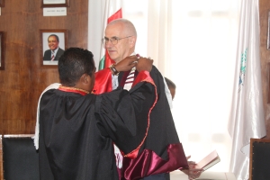 Le professeur Peter Kappeler investi de l'&eacute;pitoge par le pr&eacute;sident de l'universit&eacute; d'Antananarivo.