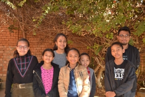 Les cinq participants accompagnés par leurs formateurs.