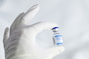 Les vaccins contre la COVID-19 peuvent réduire jusqu’à 50% les risques de développer le Covid long.
