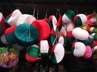 Les lampions aux couleurs du drapeau malgache restent indétrônables malgré les produits pyrotechniques importés