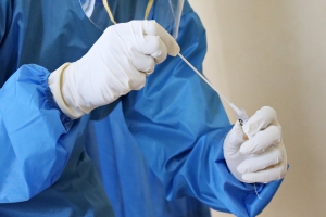 Pour détecter le variant Omicron, certains médecins optent pour faire passer le TDR et le PCRà leurs  patients.