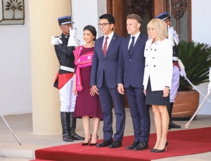 Les deux couples présidentiels à l&#039;entrée du palais d&#039;Iavoloha.