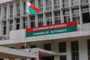 La seconde session ordinaire du Parlement s&rsquo;ouvre demain &agrave; Tsimbazaza dans un contexte politique tendu et in&eacute;dit. 