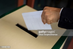 Photo d&#039;une main entrain de mettre un bulletin dans l&#039;urne