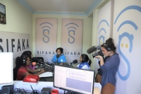 Durant le tournage de l’émission Echappée belle et l’enregistrement du débat (de gauche à droite : Ambinintsoa Razanadrakoto, Stannie Rameliarison, Andrea Razafi - journaliste Studio Sifaka, Fanja Rakotondrasoa, Sophie Jovillard - journaliste France Télévision)