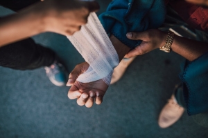 Le bandage est une solution pour immobiliser un membre souffrant de foulure ou de traumatisme. 