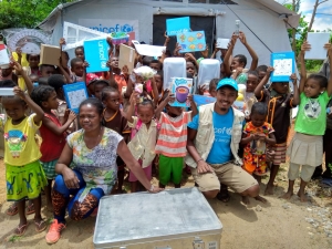 Quelques élèves de l’EPP de Nosibe, Cisco Antananarivo ville étudient temporairement sous des tentes de l&#039;UNICEF 