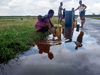 La population d'Ambohitsabo Toliara prennent les eaux de pluies le long des routes.
