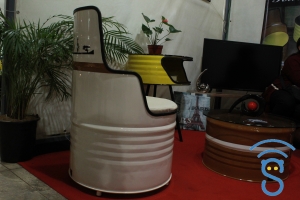 Le recyclage de barriques en métal au service de la fabrication de meubles. 
