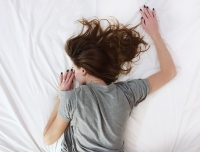 Nos postures au lit peuvent affecter la qualité du sommeil. 