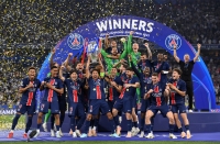 L'équipe du PSG célèbre son premier titre de champion d'Europe sur le terrain de l'Allianz Arena de Munich.