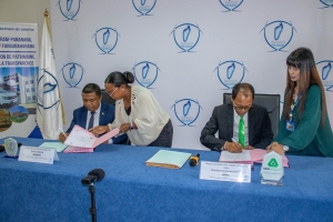 Les deux DG du Bianco et de l&#039;Arai signent la convention à Ambohibao hier après-midi.