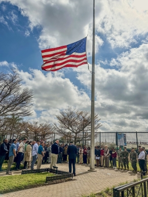 Les am&eacute;ricains habitants Madagascar ce sont recueillis &agrave; l'US Embassy Andranomena.