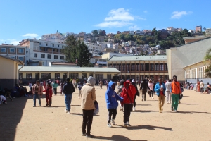 Elèves et parents se sont donnés rendez-vous sur les cours d&#039;école vers midi pour un déjeuné bien mérité en ce jour d&#039;examen.