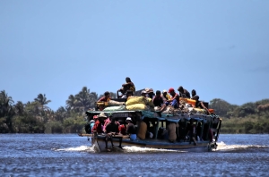 Ce transporteur relie les villages isolés du canal de Pangalane