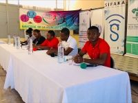 Andréa, Raissa, Samison, Anjara, et Tsitrapo pendant le débat en public à Toliara. 