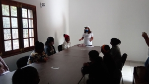 Les jeunes participants aux échanges et discussions auprès du centre Ilontsaina. 