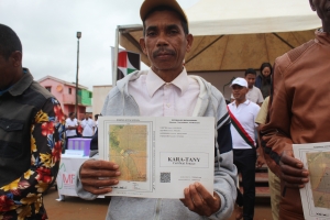 Un bénéficiaire de certificat foncier dans la commune rurale d&#039;Ambohitromby.